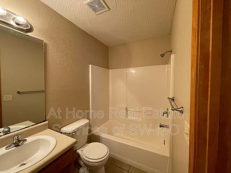 917 N Madison Ave — Photo 4