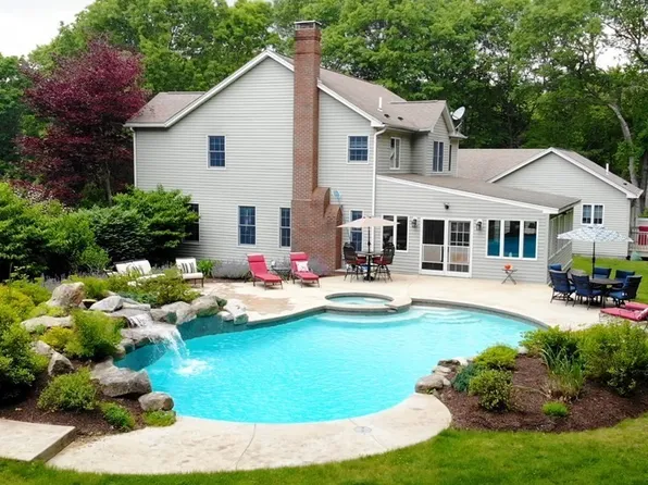 18 Rhonda Rheault Dr, Oxford, MA 01540