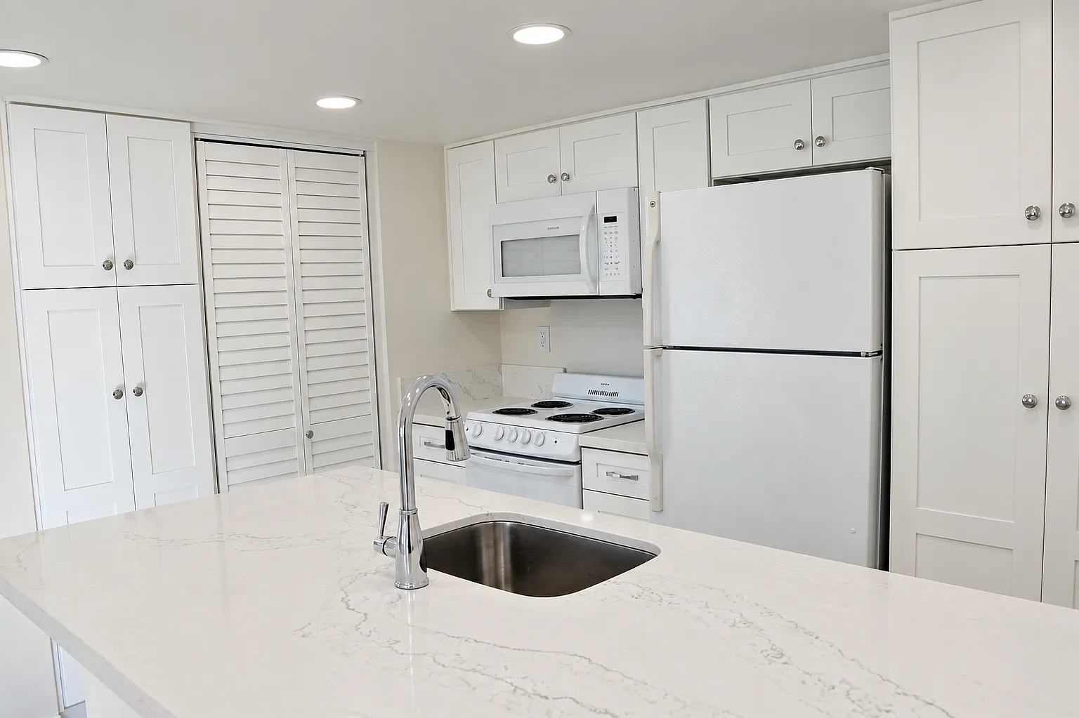 2 bed, 748 sqft, $2,950 — Photo 2
