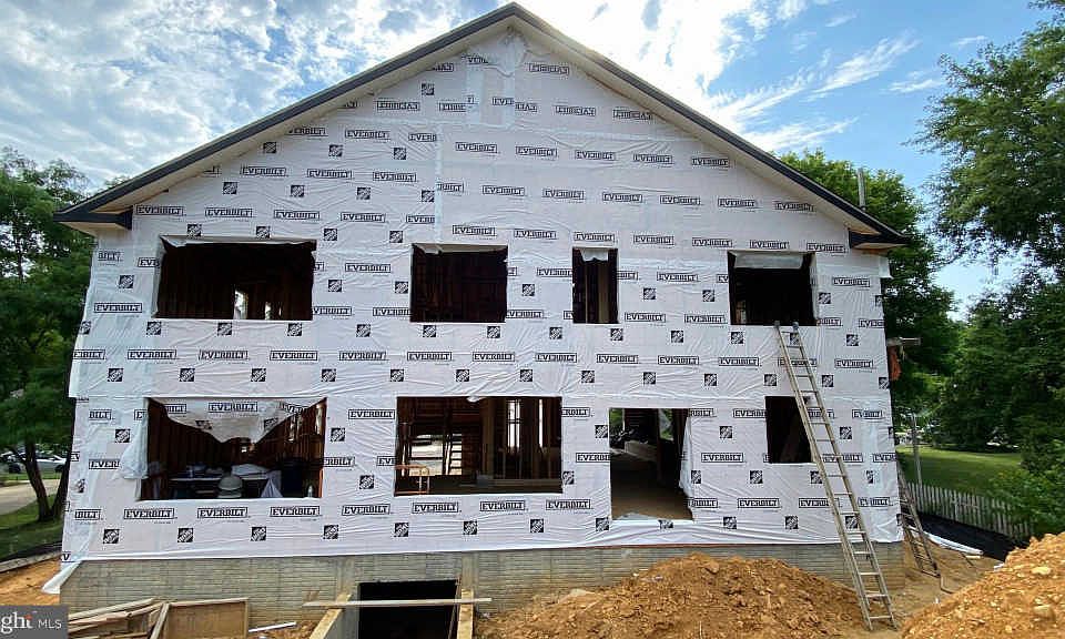 2nd image of 718 S Barton St