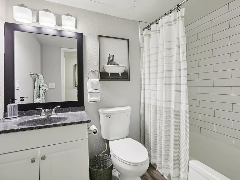 Hollyhills Apartments — Photo 4