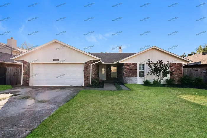3 bed, 2.0 bath, 2100 sqft, $1,895 — Photo 1