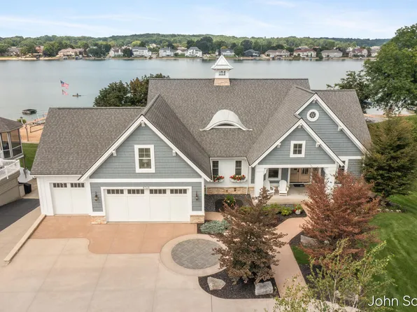 8769 Cedar Lake Dr, Jenison, MI 49428