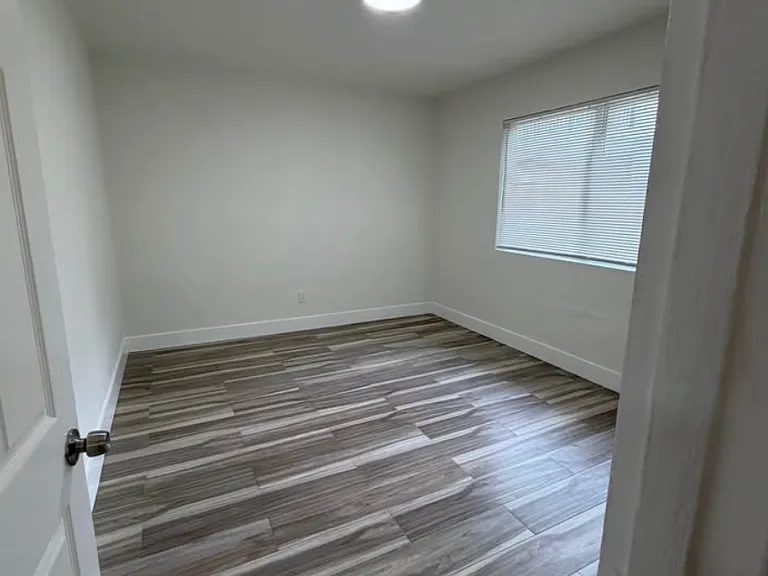 120 NE 55th St #4 — Photo 7