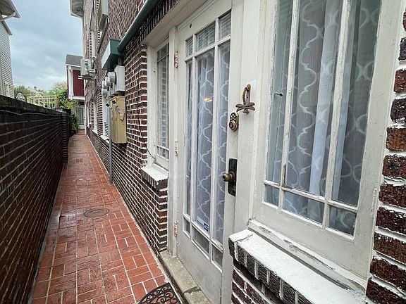 2nd image of 918 Dauphine St #A