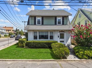 28 Crescent St, Hewlett, NY 11557