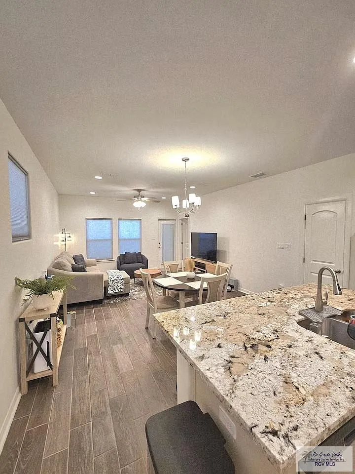 3 bed, 2.0 bath, 1150 sqft, $2,050 — Photo 4