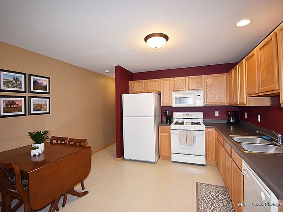 3rd image of 656 Kenwood Ct