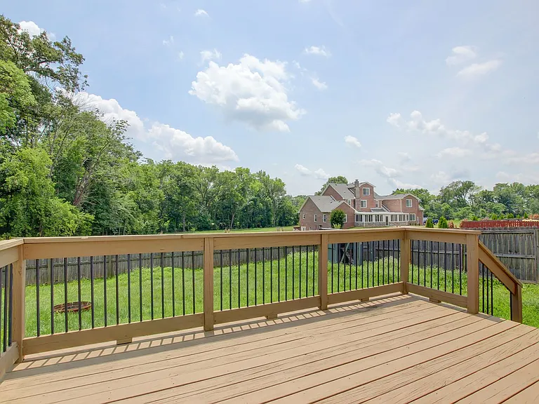 716 Cavalier Dr — Photo 30