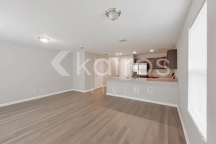 1349 Mull St — Photo 6