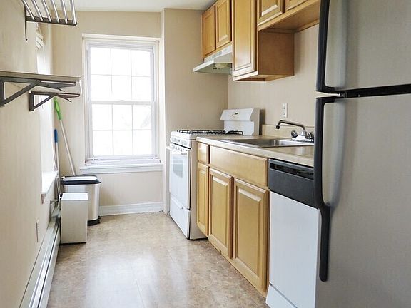 2nd image of 1519 Green St APT 3R