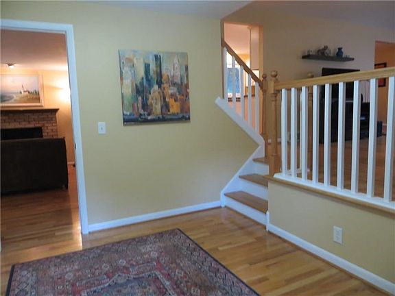 4th image of 19 Woodside Ln