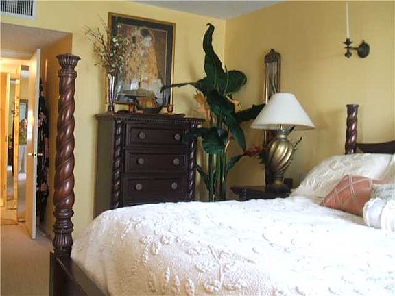 4th image of 2301 Collins Ave APT 1002
