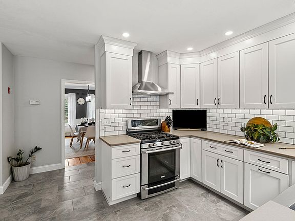2nd image of 71 Deerwood Hollow