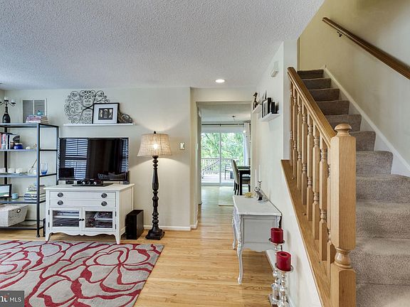 5th image of 299 E Raymond Ave