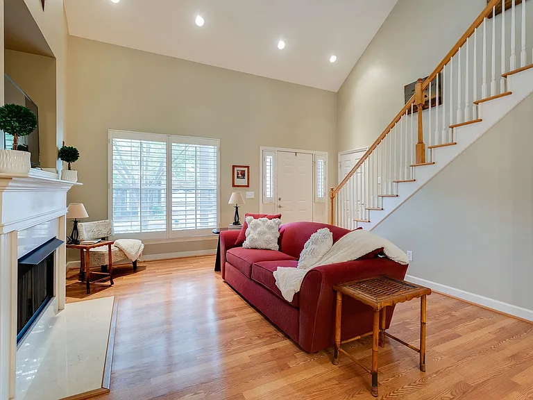 1870 Brentwood Pointe — Photo 2