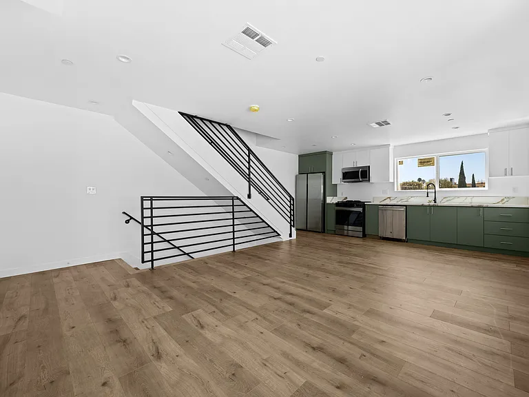 6830 Hazeltine Ave — Photo 41