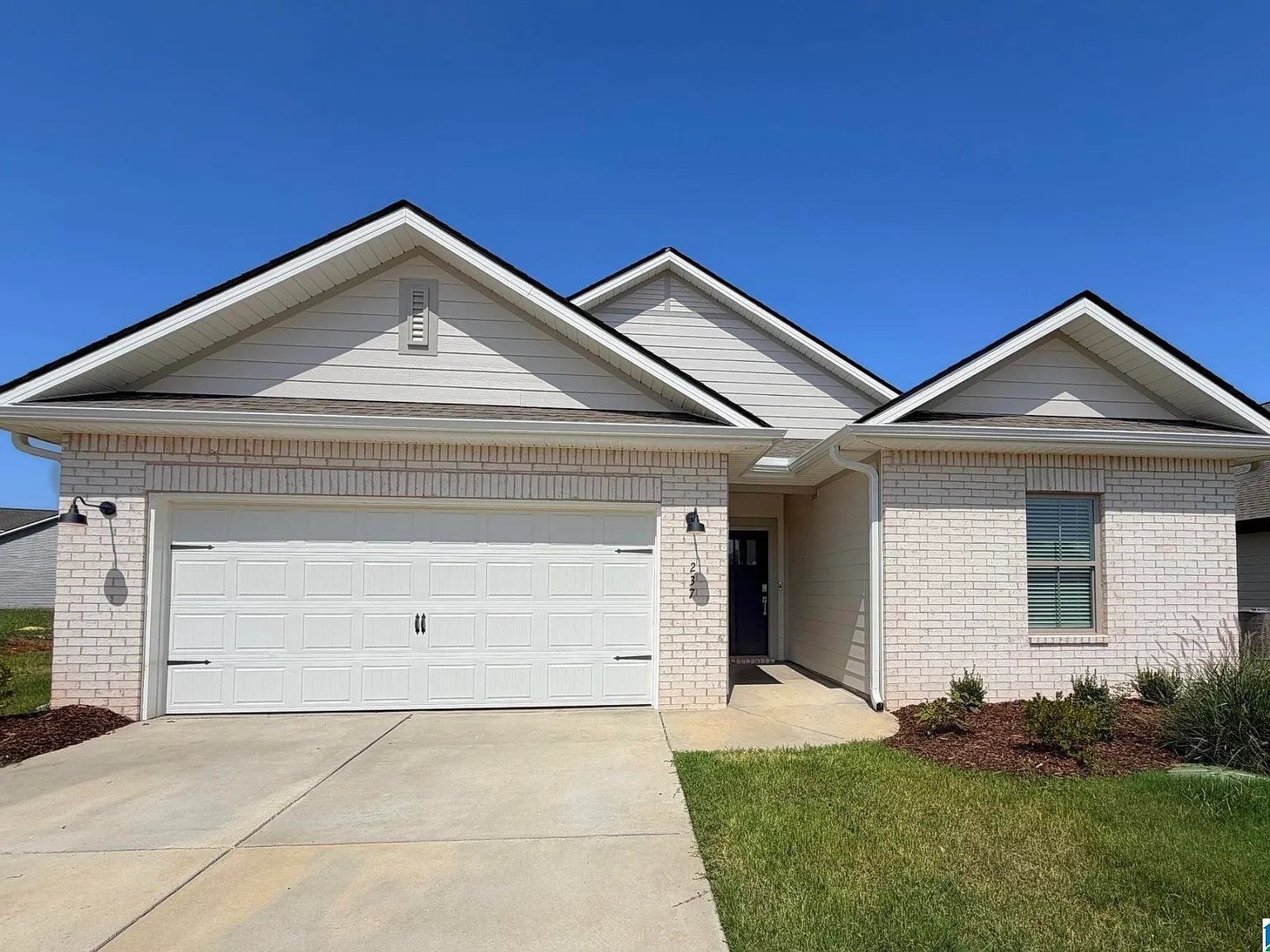 4 bed, 3.0 bath, 1938 sqft, $1,950 — Photo 2