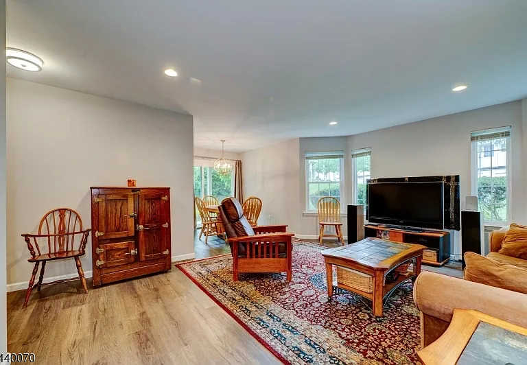 78 Wendover Ct — Photo 6