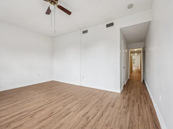 492 Pavonia Avenue image 9 of 25