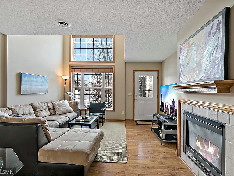302 Wilderness Dr — Photo 2
