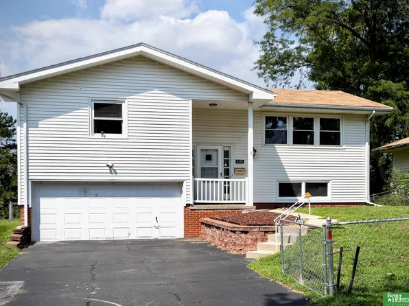 5556 N 61st St, Omaha, NE 68104