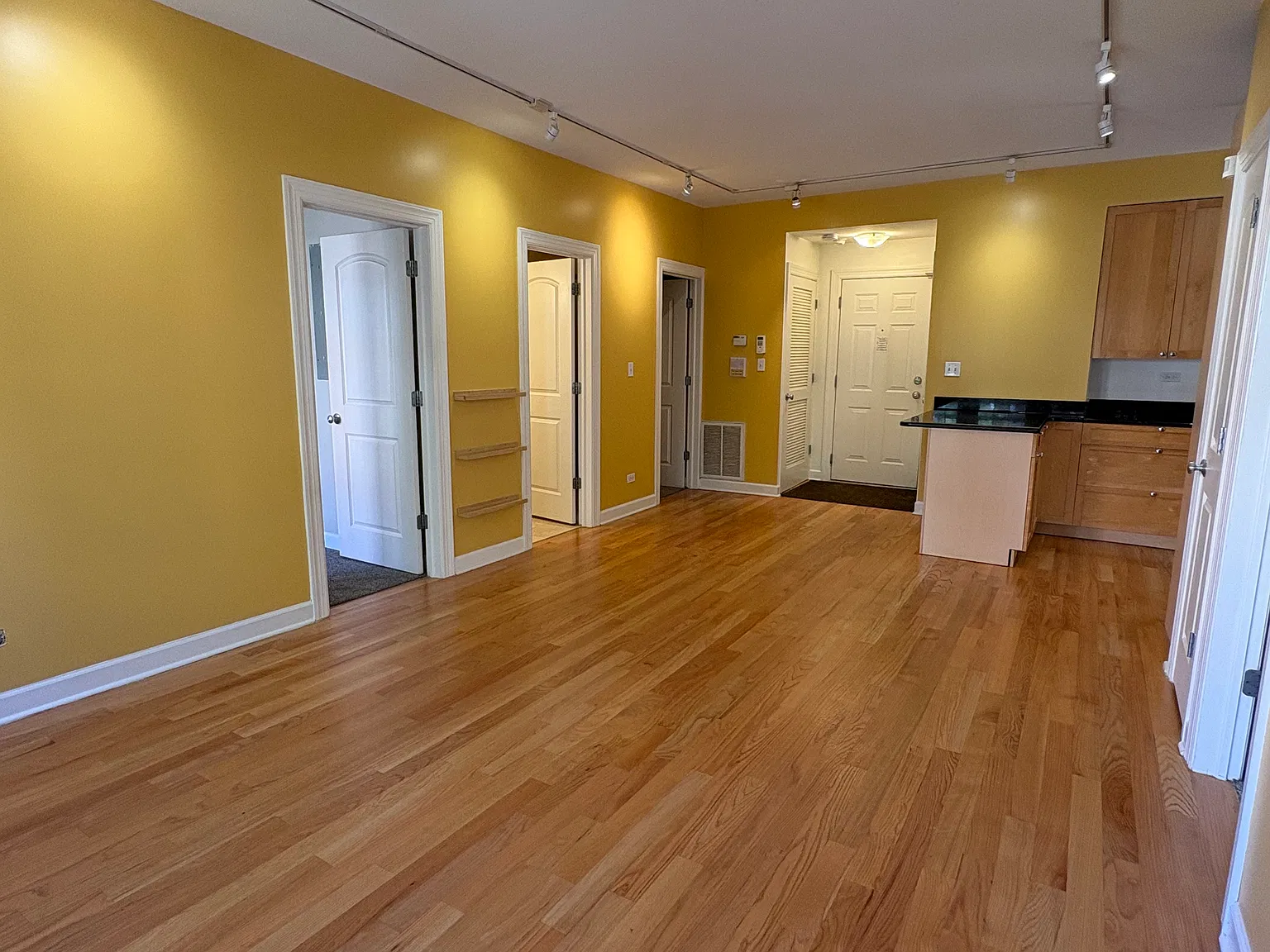 3 bed, 900 sqft, $2,300 — Photo 4