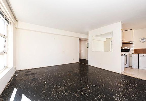 2nd image of 90 La Salle St APT 6C