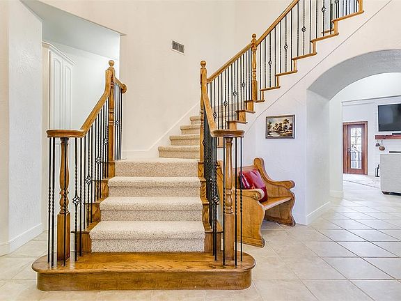 3rd image of 828 Merion Dr