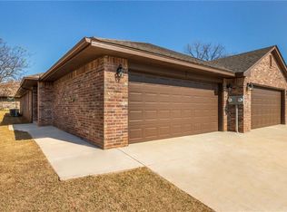 400 Chalk Hill Ct, Edmond, OK 73003