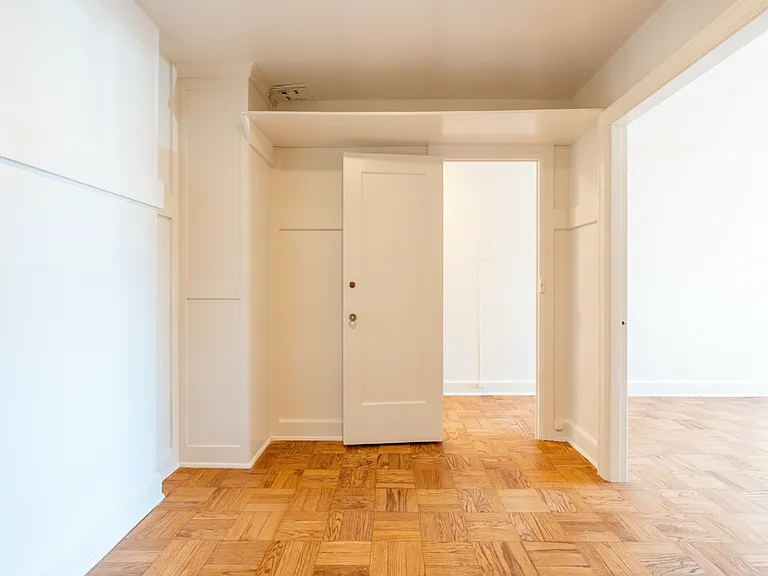 Comfortable Urban Living in a Classic Brick Building Near UW & Light Rail — Photo 39