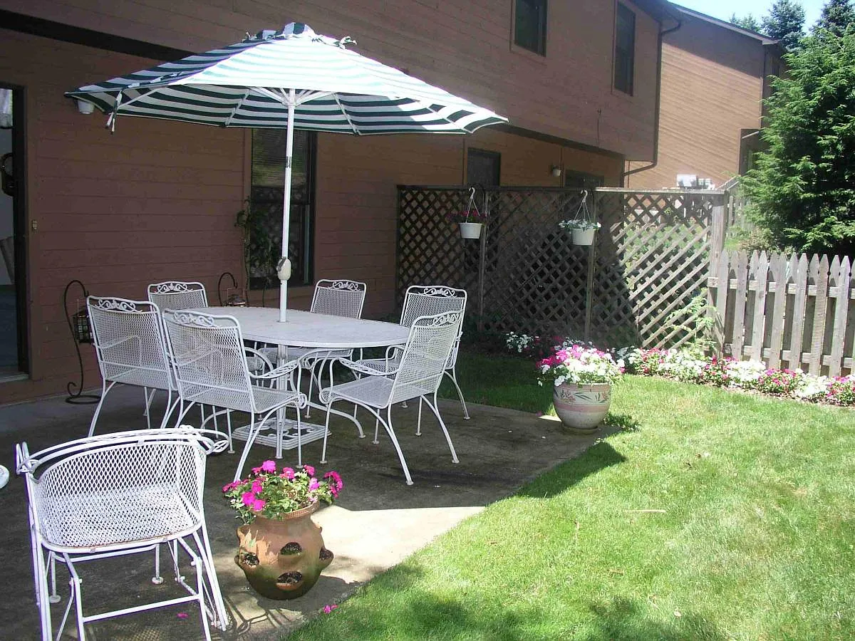 9248 Highland Rd photo 1