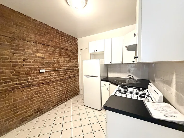 416 W 47th St #2D — Photo 11