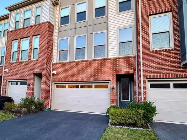 42410 Dogwood Glen Sq, Sterling, VA 20166