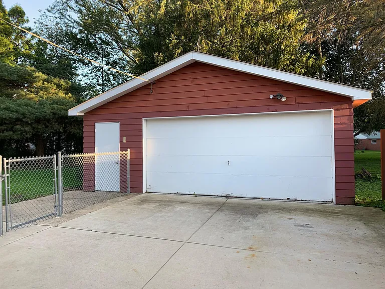 4117 Buckingham Dr — Photo 2