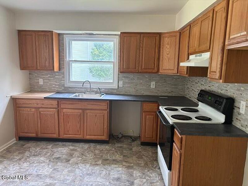 3rd image of 162 Putnam Road