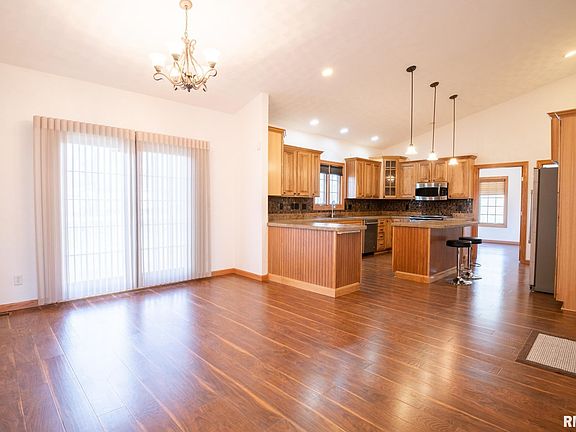 5th image of 209 Ironwood Dr