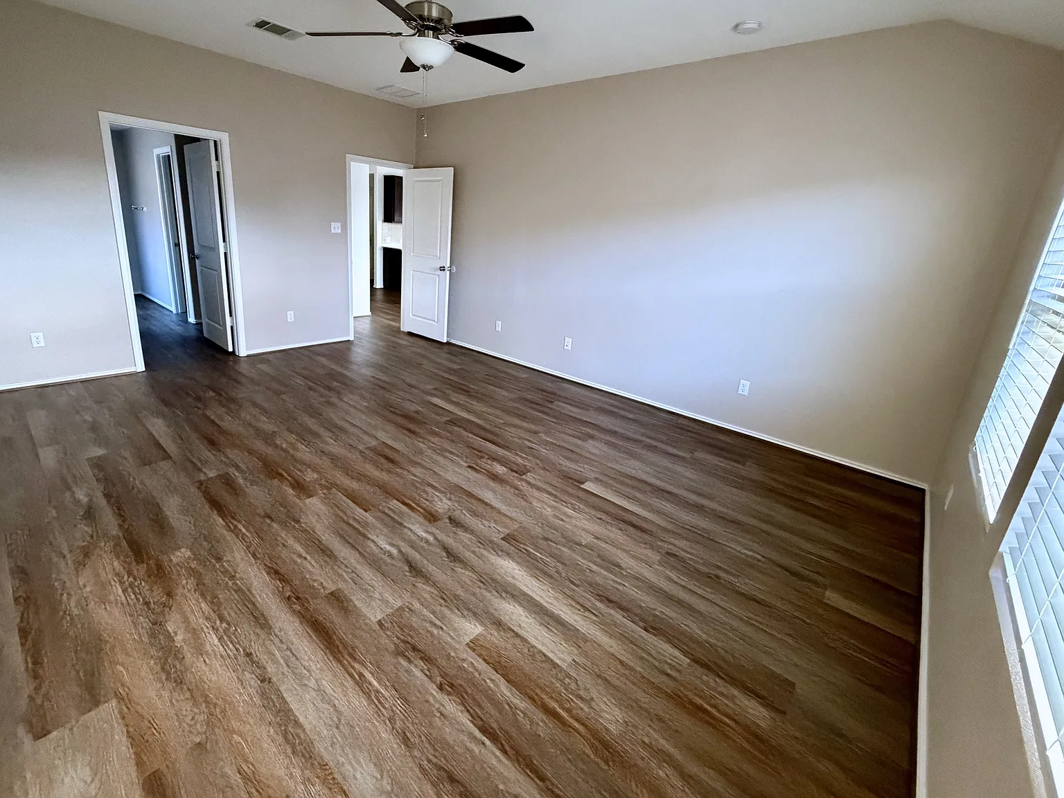 4 bed, 2298 sqft, $2,400 — Photo 4