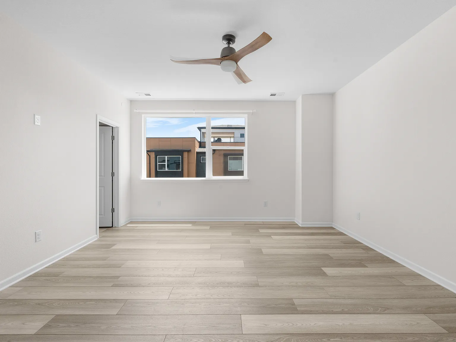 3 bed, 3.5 bath, 2431 sqft, $4,000 — Photo 2