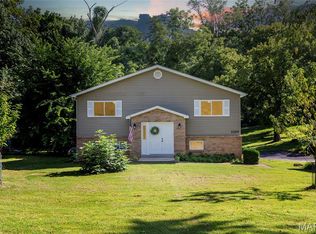 1209 Woodcrest Ln, Hazelwood, MO 63042