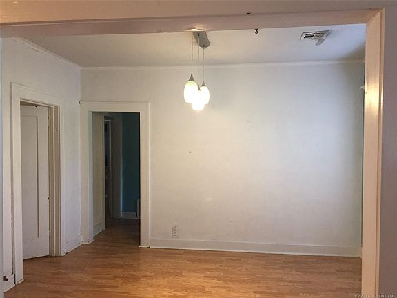 3rd image of 526 E Seneca Ave