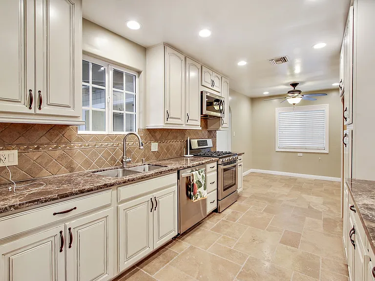 5923 Jumilla Ave — Photo 23