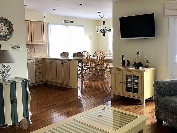4th image of 3524 Asbury Ave