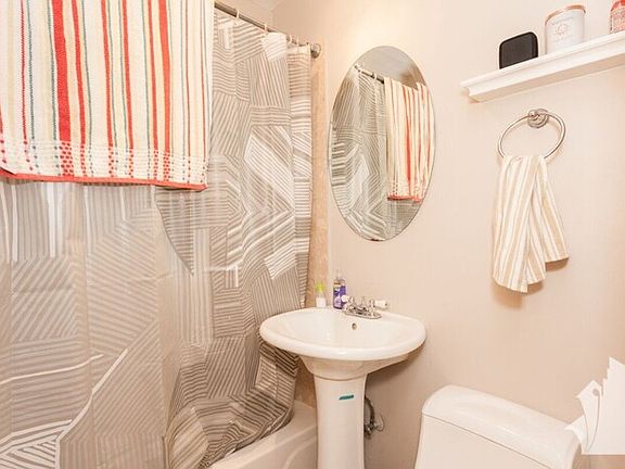 5th image of 1524 N Artesian Ave #L