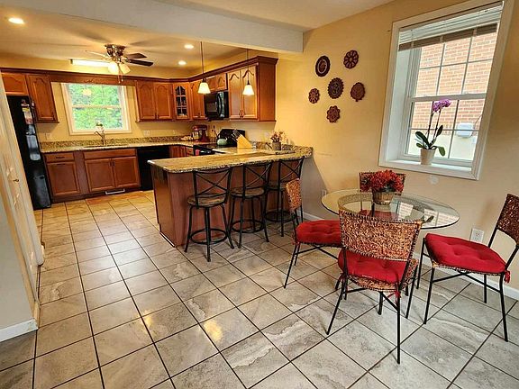 4th image of 5729 White Oak Dr