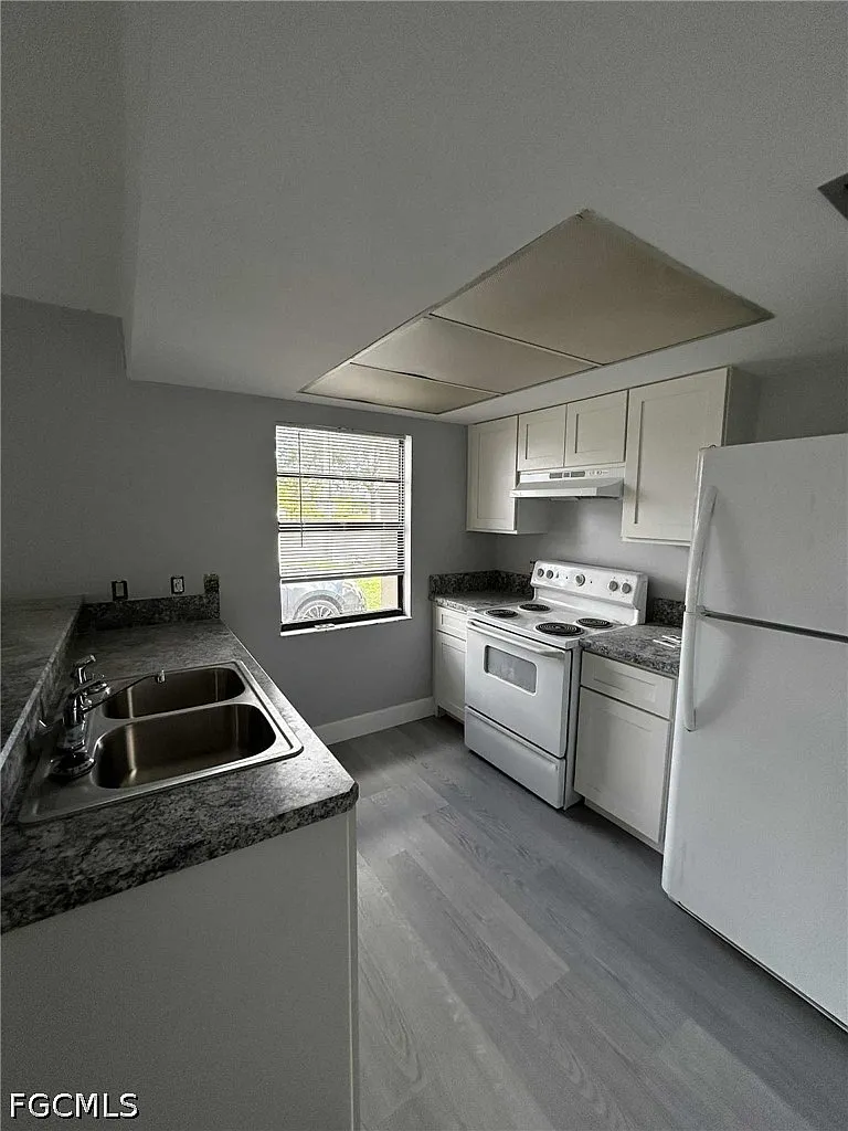 2 bed, 2.0 bath, 988 sqft, $1,200 — Photo 2