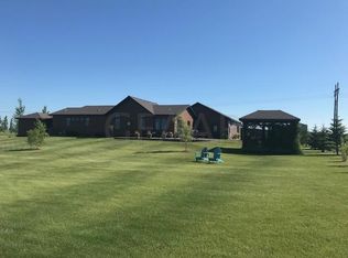 517 Sunset Dr, Devils Lake, ND 58301