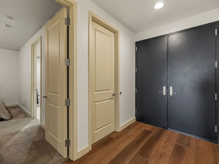 700 W 31st St #404 — Photo 18