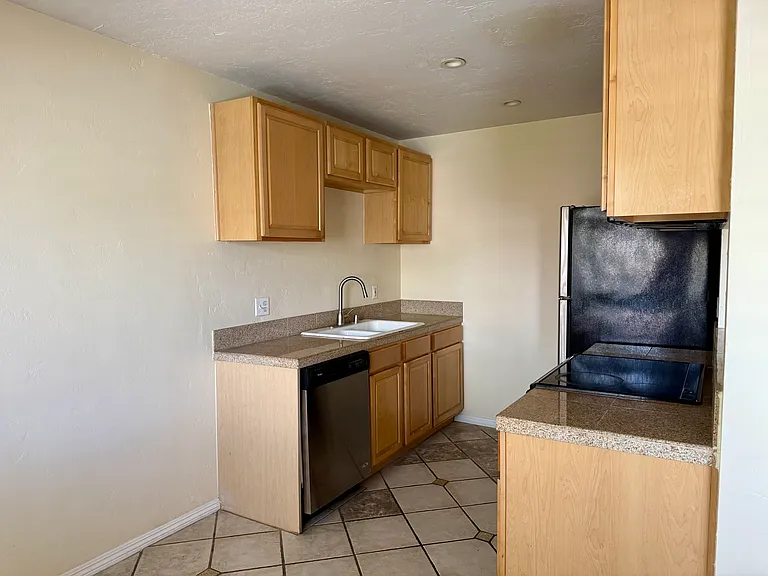 1464 Essex St #7 — Photo 5