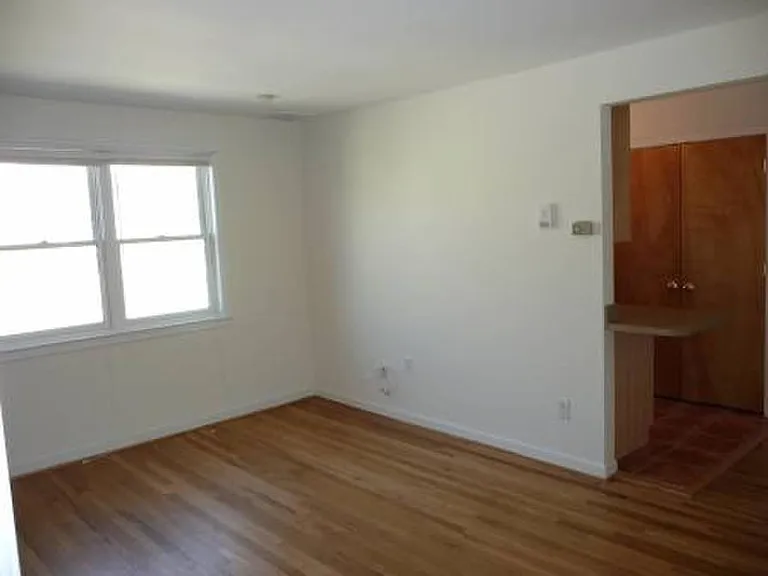 319 12th St NE #6 — Photo 4